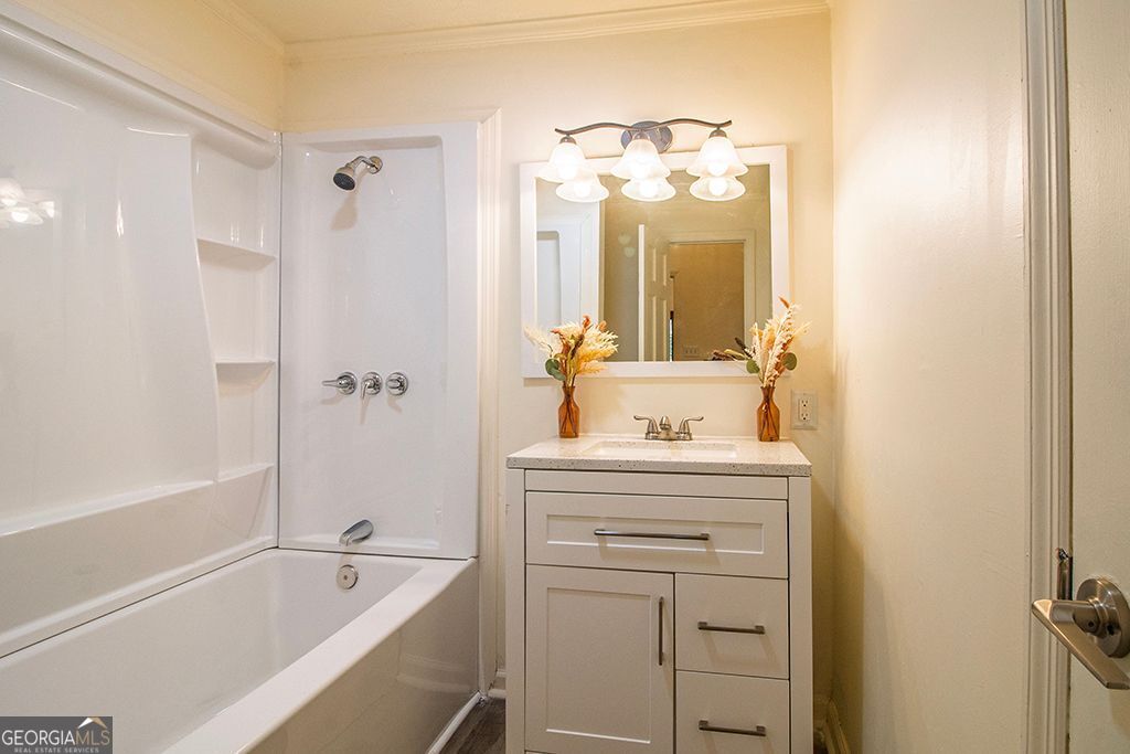 65 East Calhoun Street Wadley, GA 30477 - Photo 14 of 25 a bathroom with a tub sink and mirror