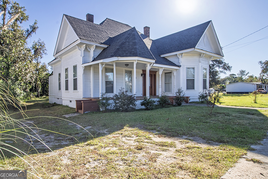 65 East Calhoun Street Wadley, GA 30477 - Photo 2 of 25 a view of a house with a garden