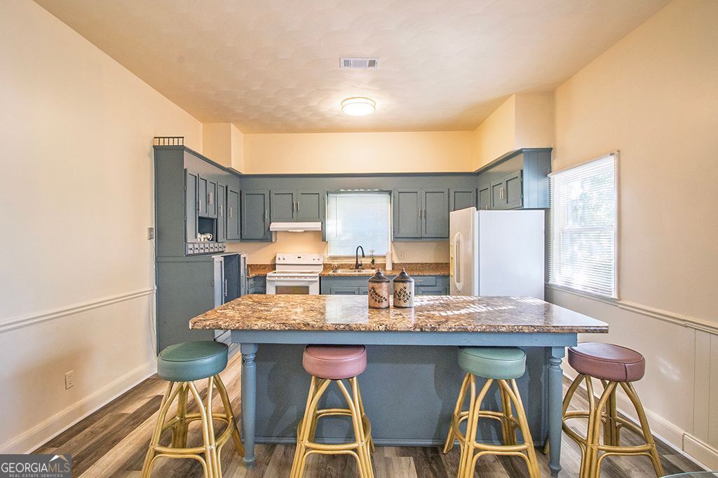 65 East Calhoun Street Wadley, GA 30477 - Photo 8 of 25 a view of a dining room with furniture and wooden floor