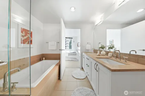 $868,000 | 10650 Northeast 9th Place, Unit 923, Bellevue, WA 98004