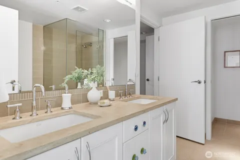 $868,000 | 10650 Northeast 9th Place, Unit 923, Bellevue, WA 98004