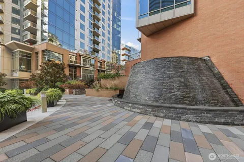 $868,000 | 10650 Northeast 9th Place, Unit 923, Bellevue, WA 98004