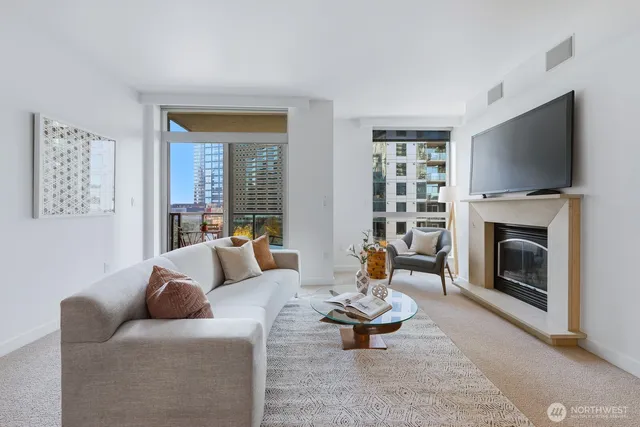 $838,000 | 10650 Northeast 9th Place, Unit 923, Bellevue, WA 98004