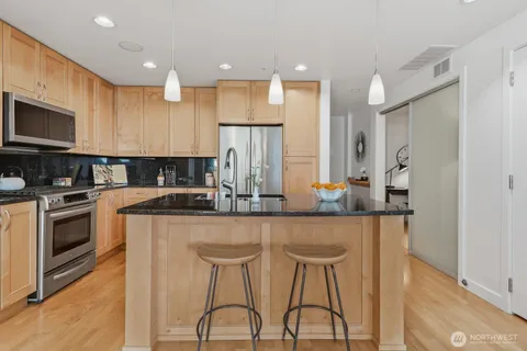 $868,000 | 10650 Northeast 9th Place, Unit 923, Bellevue, WA 98004