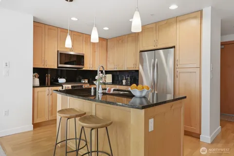 $868,000 | 10650 Northeast 9th Place, Unit 923, Bellevue, WA 98004