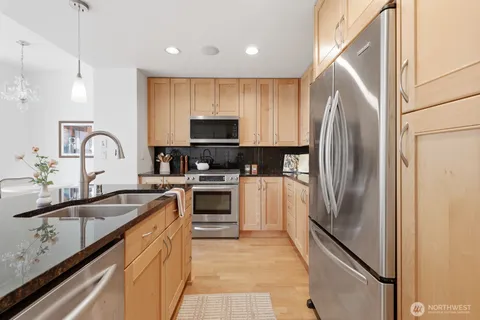 $868,000 | 10650 Northeast 9th Place, Unit 923, Bellevue, WA 98004