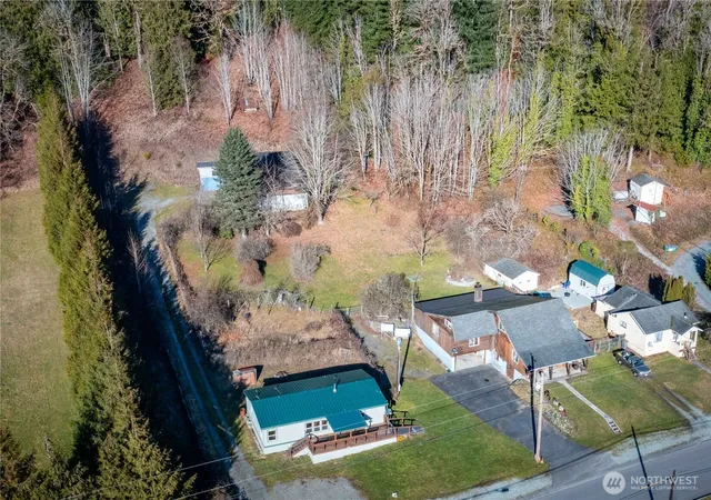 a view of a house with a yard