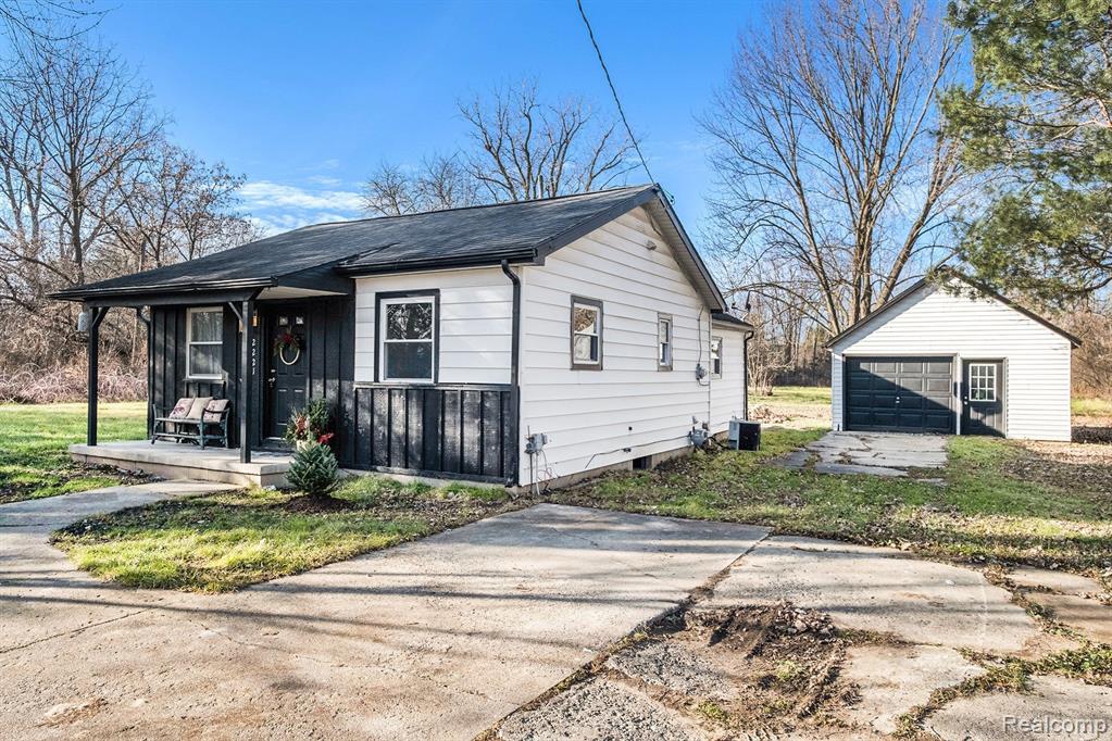 2221 Lavelle Road Flint, MI 48504 - Photo 4 of 21 Gallery Image 4