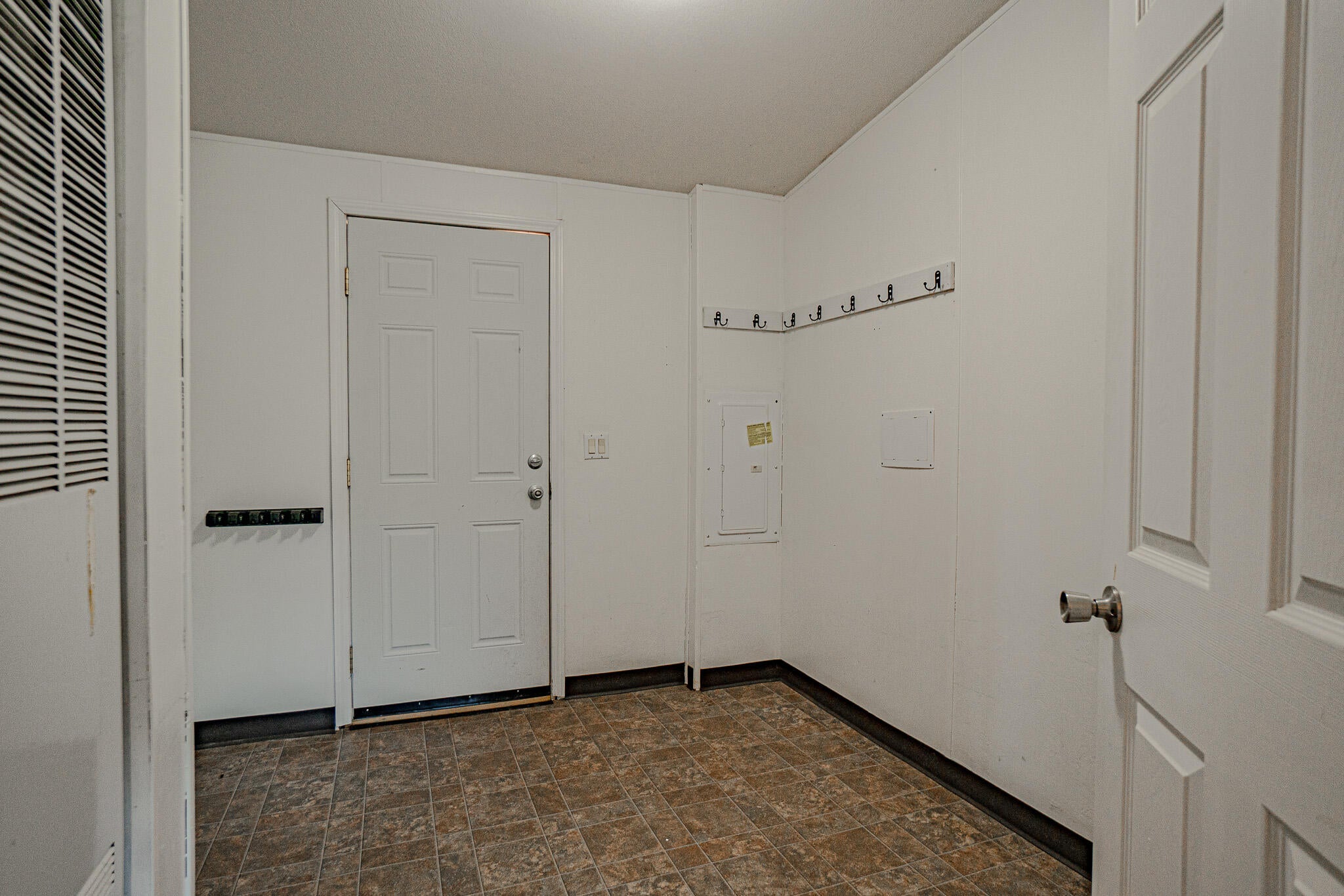 79 Regent Place Eagle Point, OR 97524 - Photo 20 of 38 Laundry Room