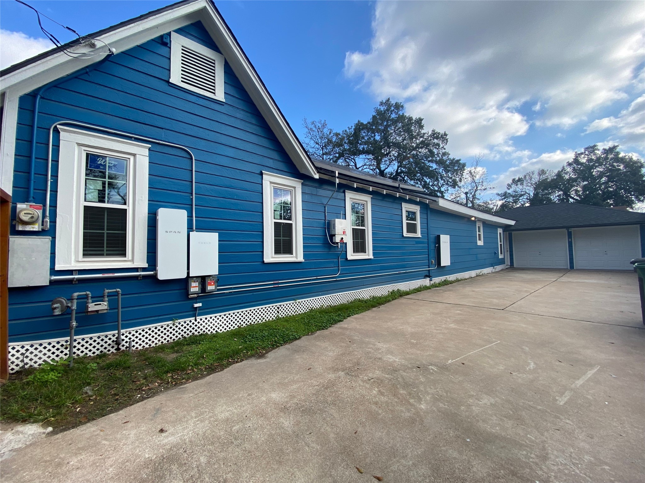 628 King Street Houston, TX 77022 - Photo 4 of 24 Private driveway on side of home, behind the privacy fence leads to 2 car garage.