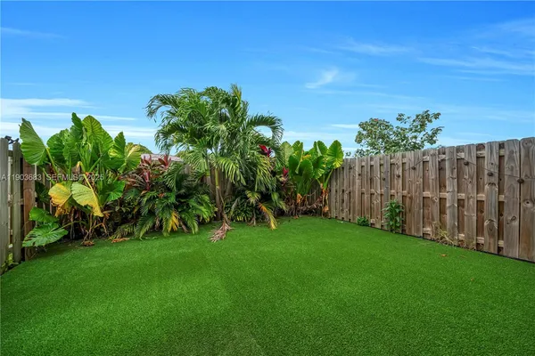 a view of a yard with an tree