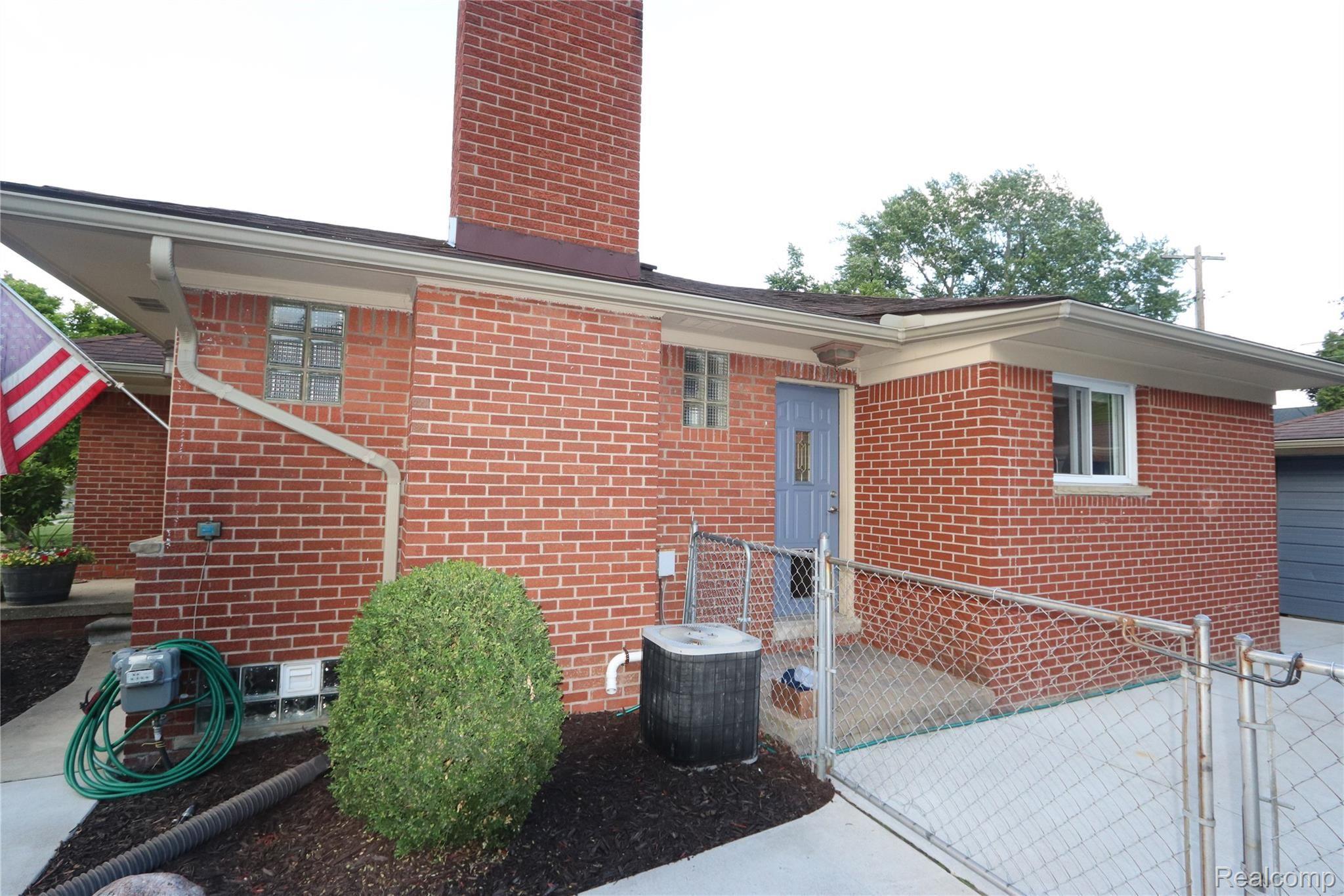 2827 Bembridge Road Royal Oak, MI 48073 - Photo 2 of 38 IMG_8384 RIGHT SIDE.JPG