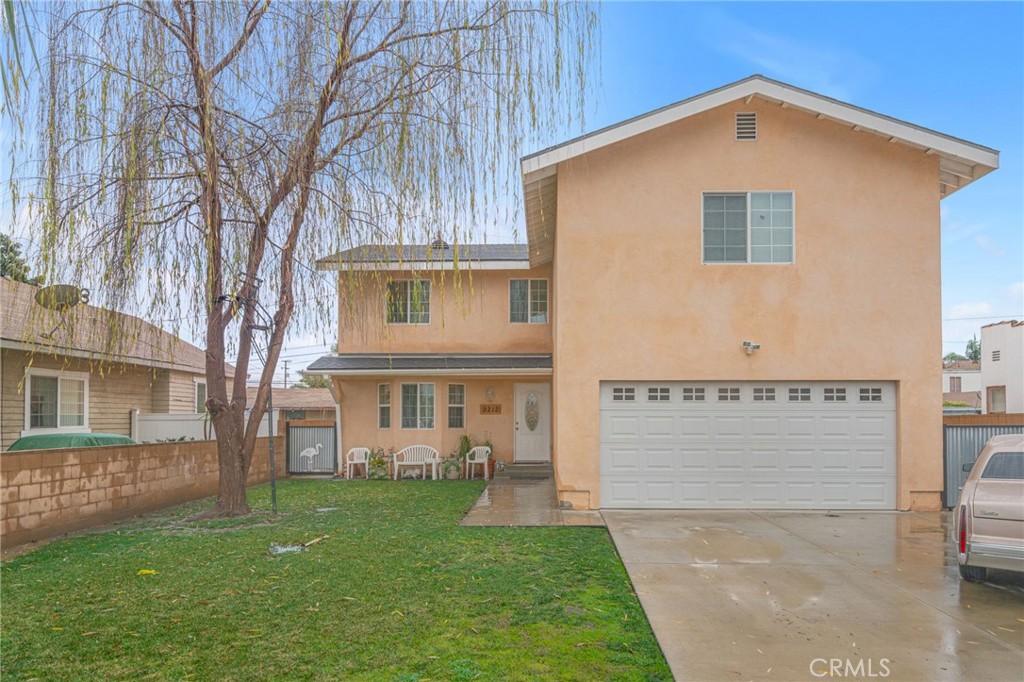 a view of a house with a yard