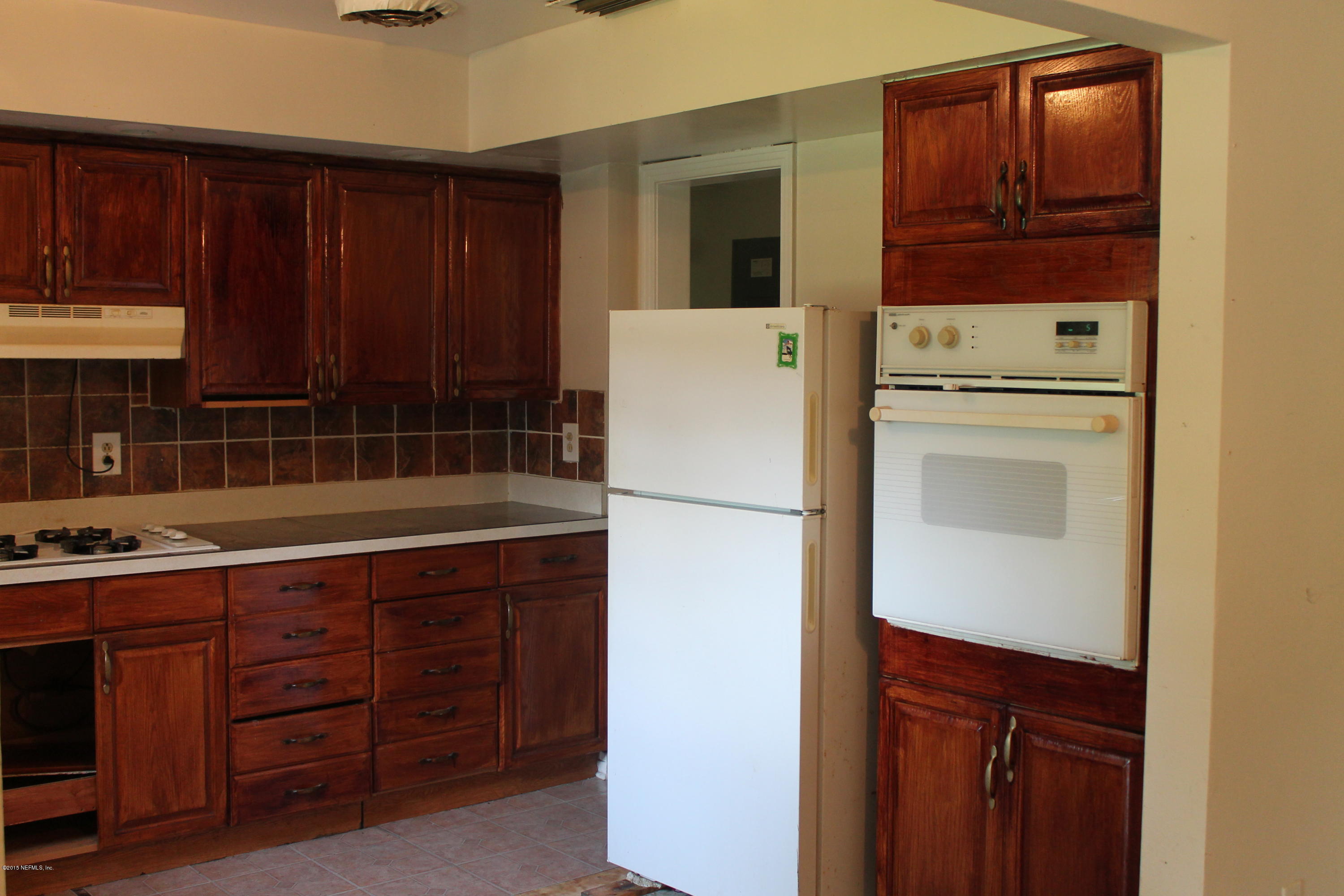 2712 Lorna Road Jacksonville, FL 32211 - Photo 6 of 30 a kitchen with stainless steel appliances a refrigerator and cabinets