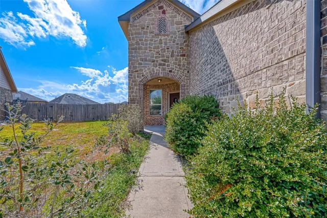a view of a pathway with a garden