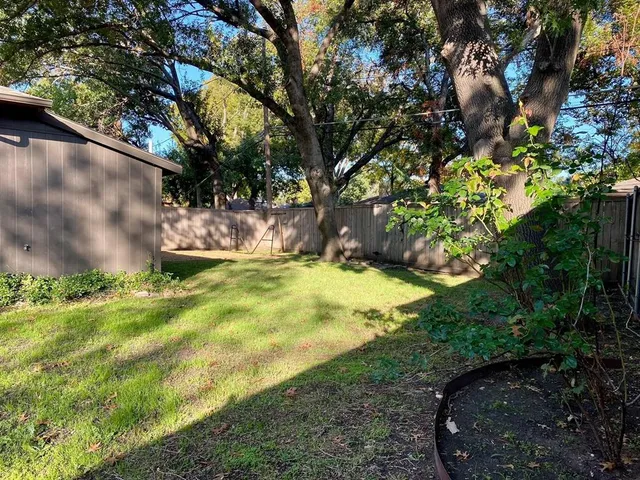 a view of yard with green space