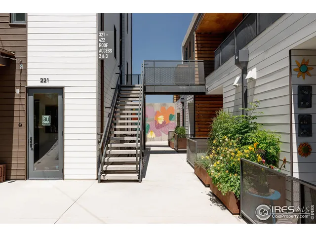 a view of a entrance of the house