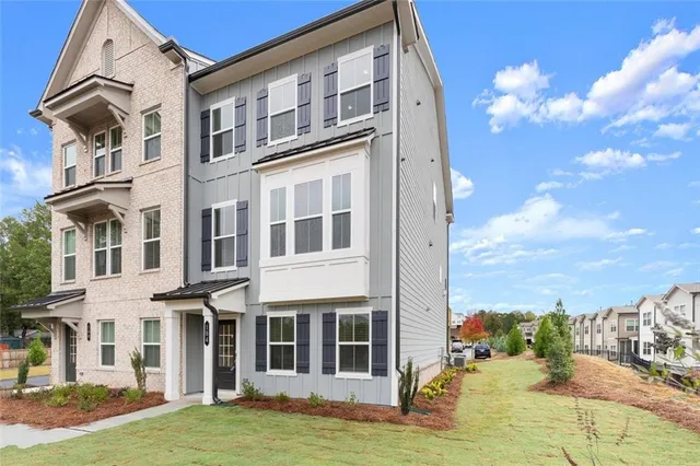 a view of a house with a yard