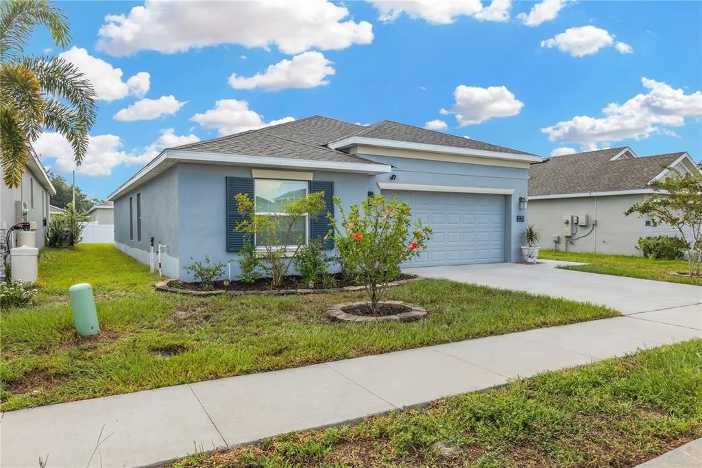 530 Patton Loop Bartow, FL 33830 - Photo 2 of 38 a front view of a house with garden