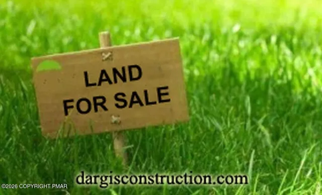 a sign of golf club on a wall