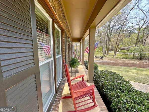 a bench is sitting in front of a building