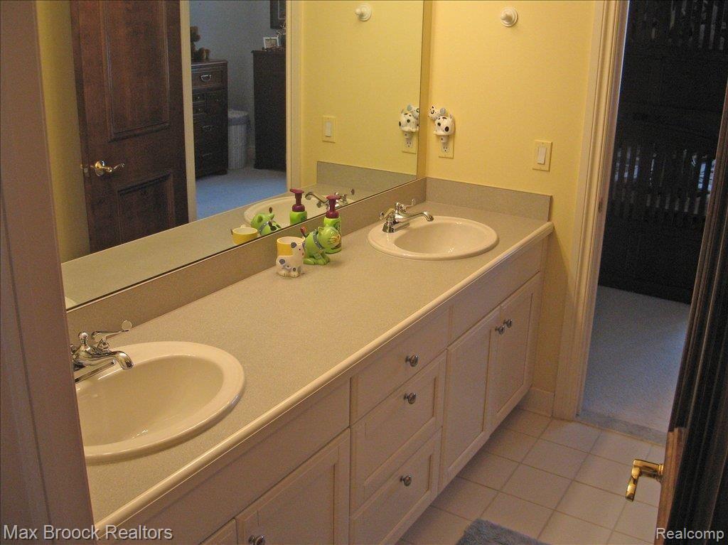 4920 Crestone Way Rochester, MI 48306 - Photo 17 of 19 Jack and Jill Bath