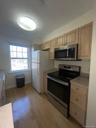 $3,200 | 200 Woodcrest Lane, Unit 211, Mount Kisco, NY 10549