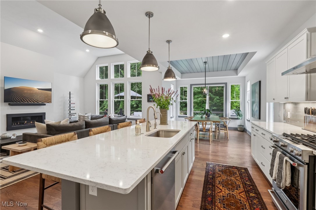 Kitchen w/ oversized island w/ seating