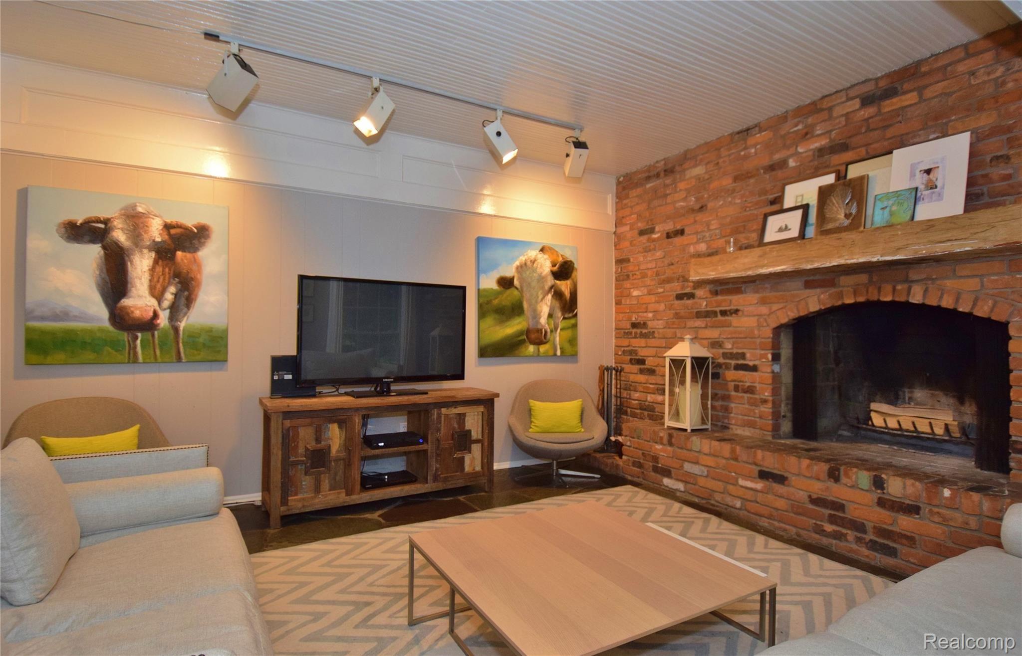 1331 West Maple Road Birmingham, MI 48009 - Photo 15 of 43 Family room