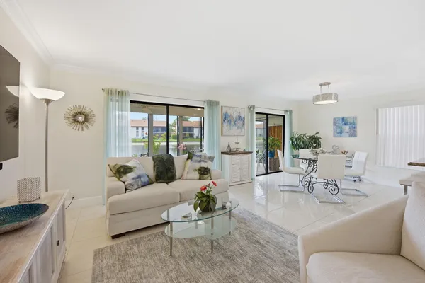 $325,000 | 10223 North Circle Lake Drive, Unit 102, Boynton Beach, FL 33437