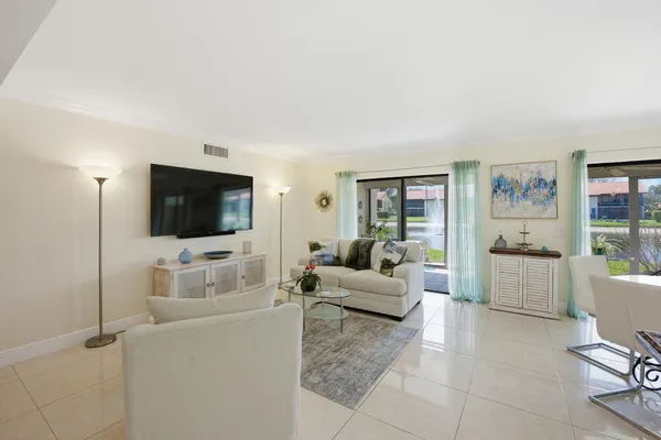 $325,000 | 10223 North Circle Lake Drive, Unit 102, Boynton Beach, FL 33437