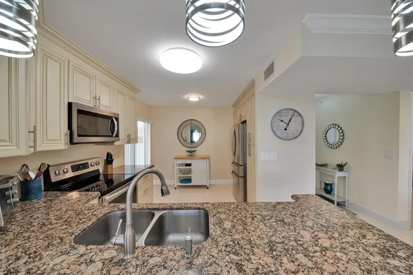 $325,000 | 10223 North Circle Lake Drive, Unit 102, Boynton Beach, FL 33437