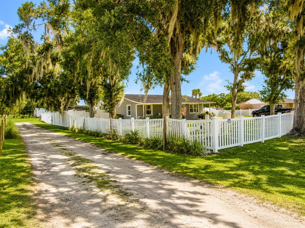 330 Moccasin Hollow Road Lithia, FL 33547 - Photo 2 of 33
