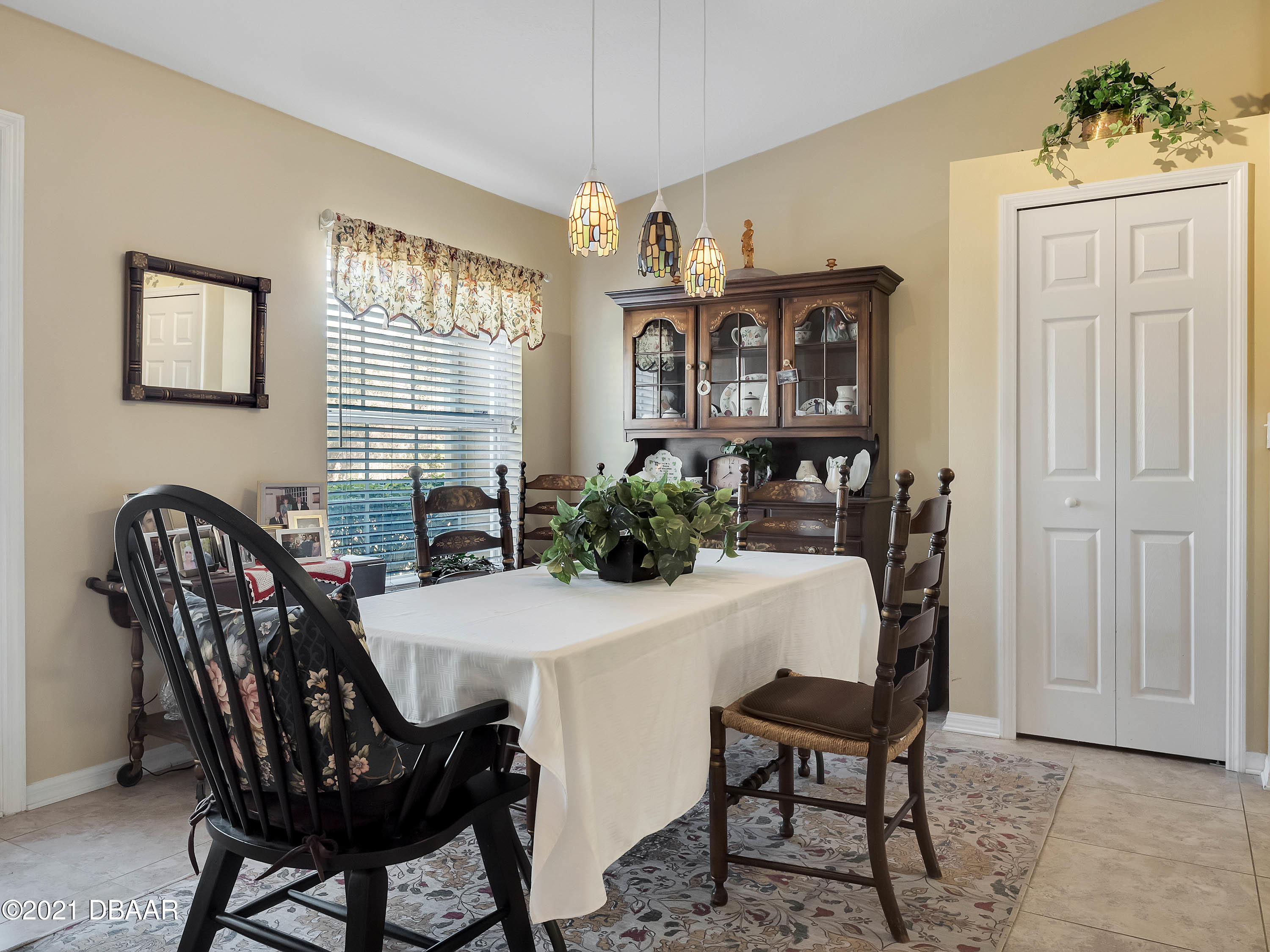 2800 Larkspur Road DeLand, FL 32724 - Photo 4 of 33 a view of a dining room with furniture
