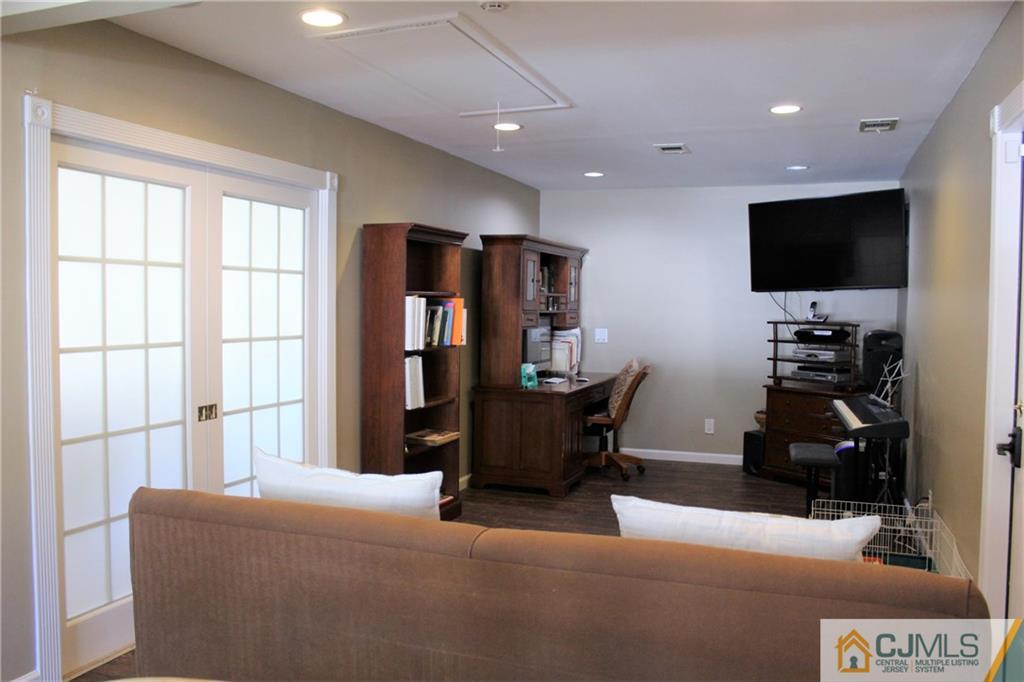 11 Rainford Road Edison, NJ 08820 - Photo 18 of 35 Gallery Image 18