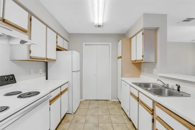 $595,000 | 10007 Emerald Creek Drive, Unit AD, Houston, TX 77070