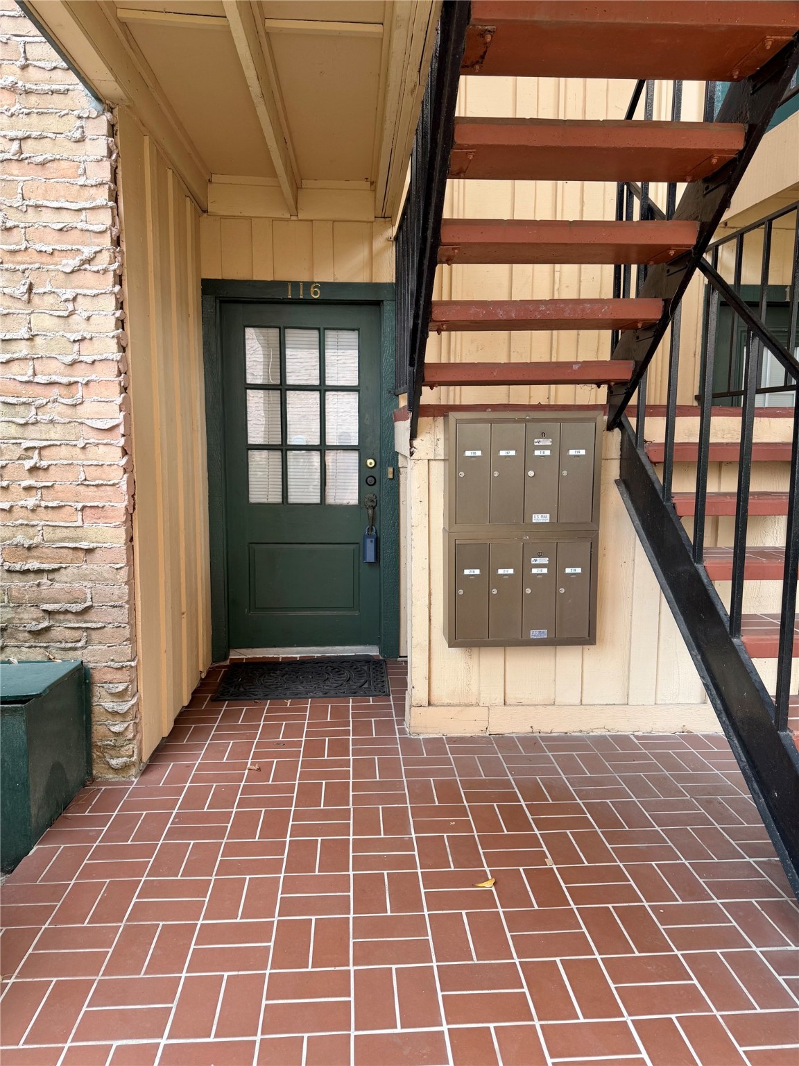8225 Kingsbrook Road, Unit 116 Houston, TX 77024 - Photo 3 of 21 a view of an empty room with a window