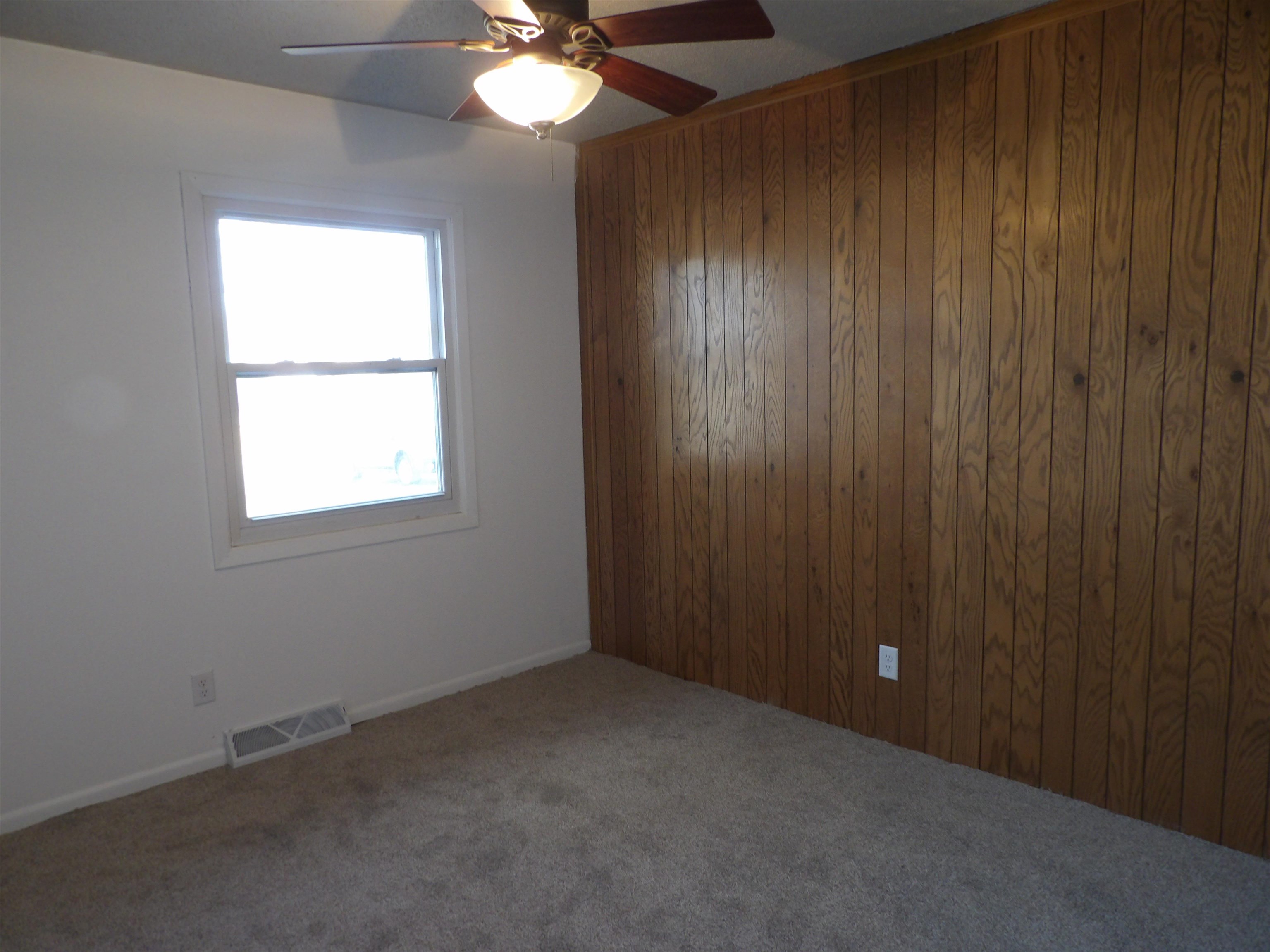 2015 Bedford Road Freeport, IL 61032 - Photo 12 of 16 Gallery Image 12