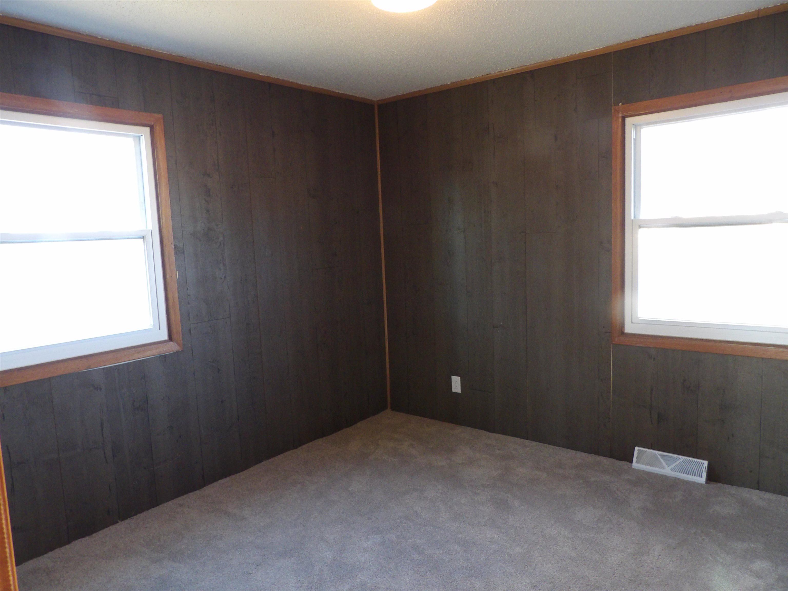 2015 Bedford Road Freeport, IL 61032 - Photo 13 of 16 Gallery Image 13