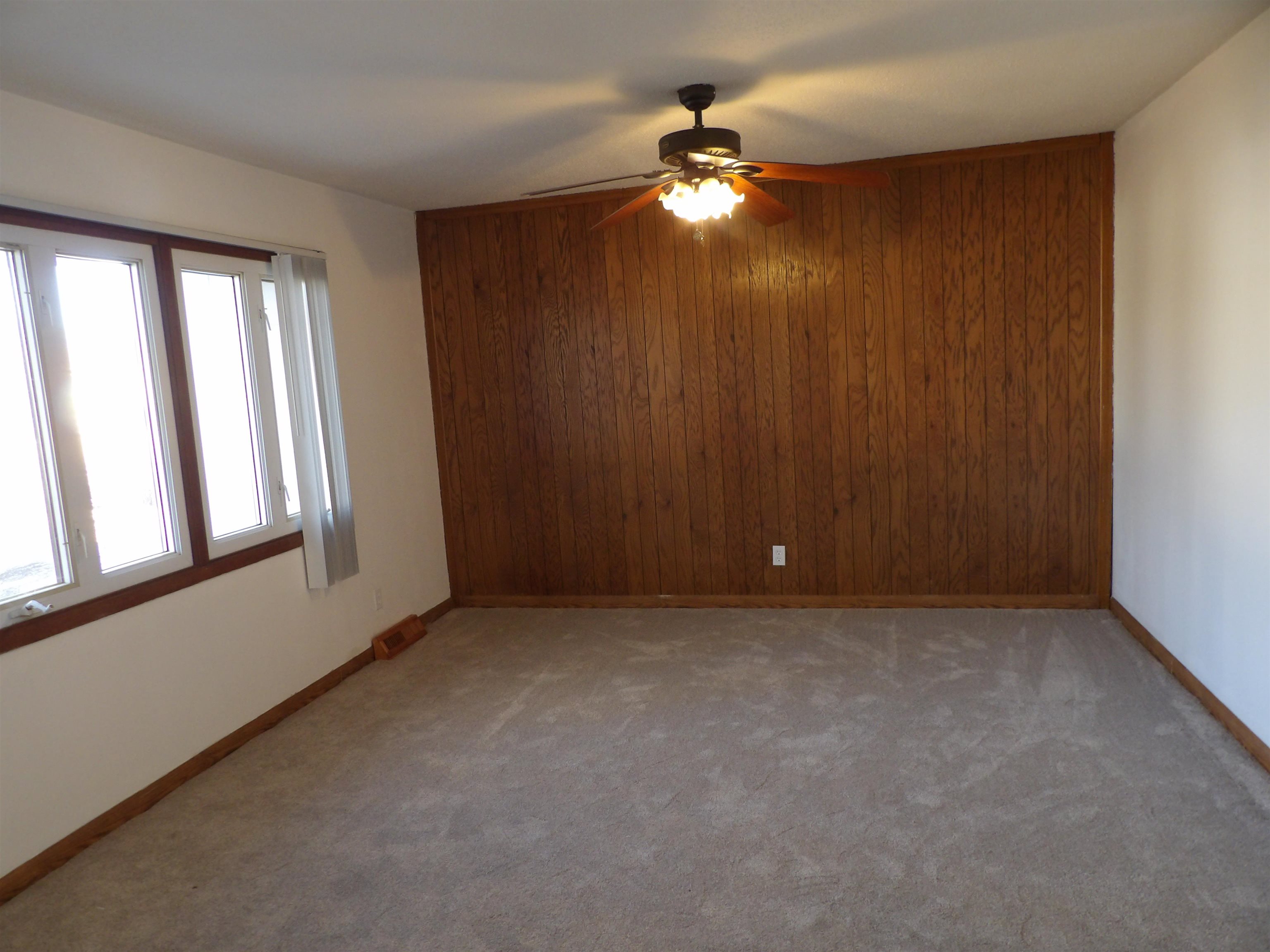 2015 Bedford Road Freeport, IL 61032 - Photo 3 of 16 Gallery Image 3