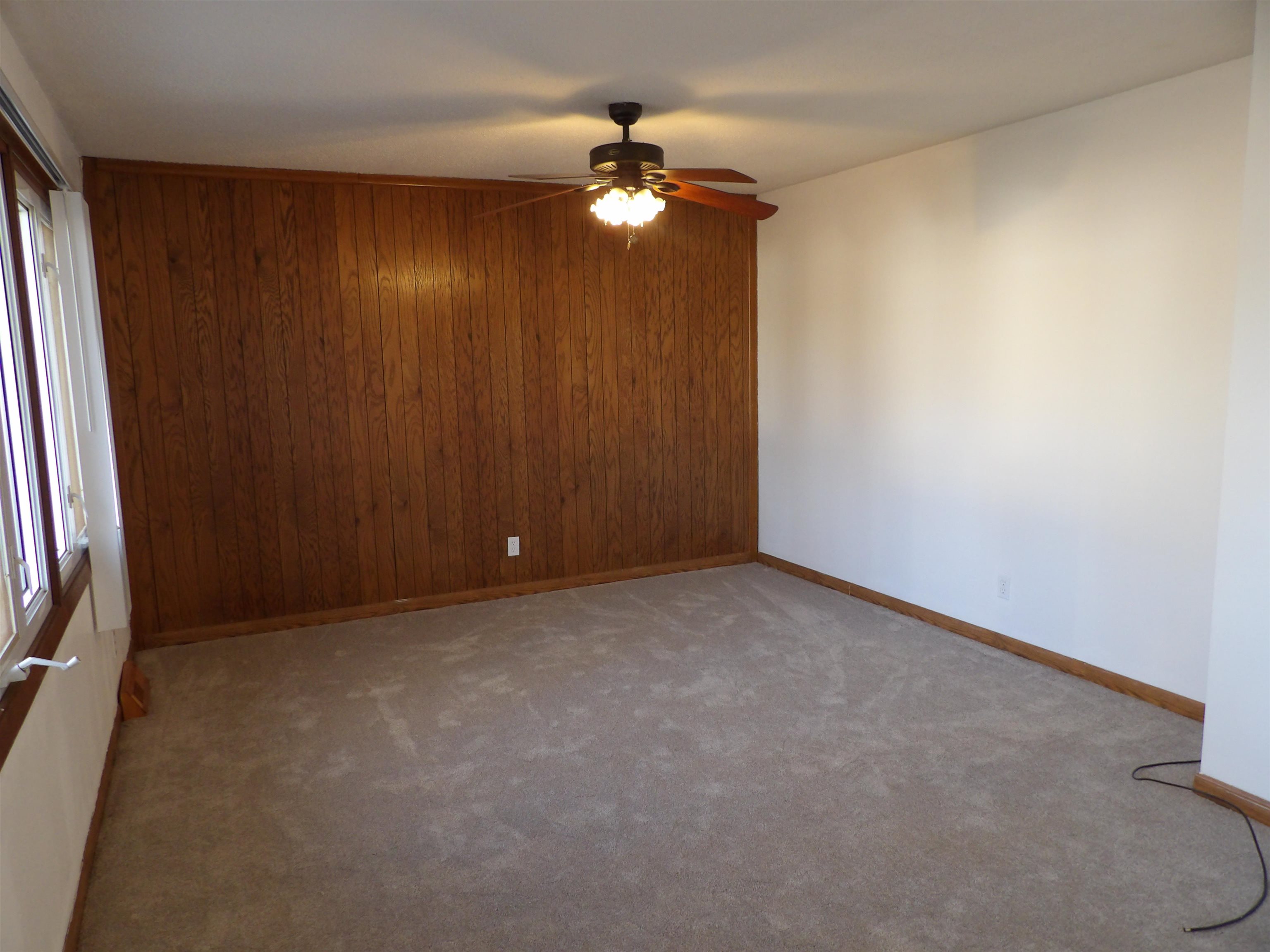 2015 Bedford Road Freeport, IL 61032 - Photo 4 of 16 Gallery Image 4