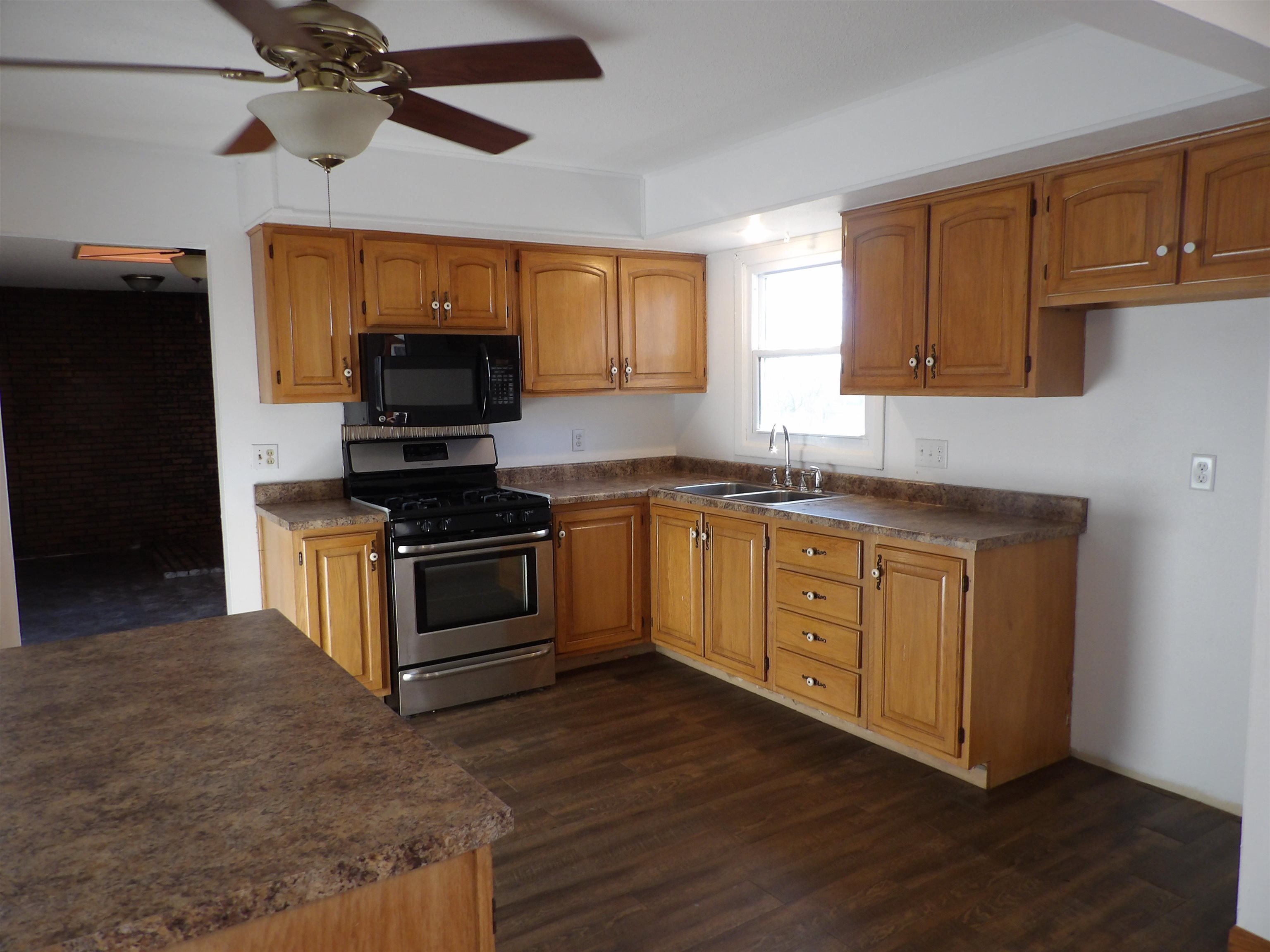 2015 Bedford Road Freeport, IL 61032 - Photo 5 of 16 Gallery Image 5