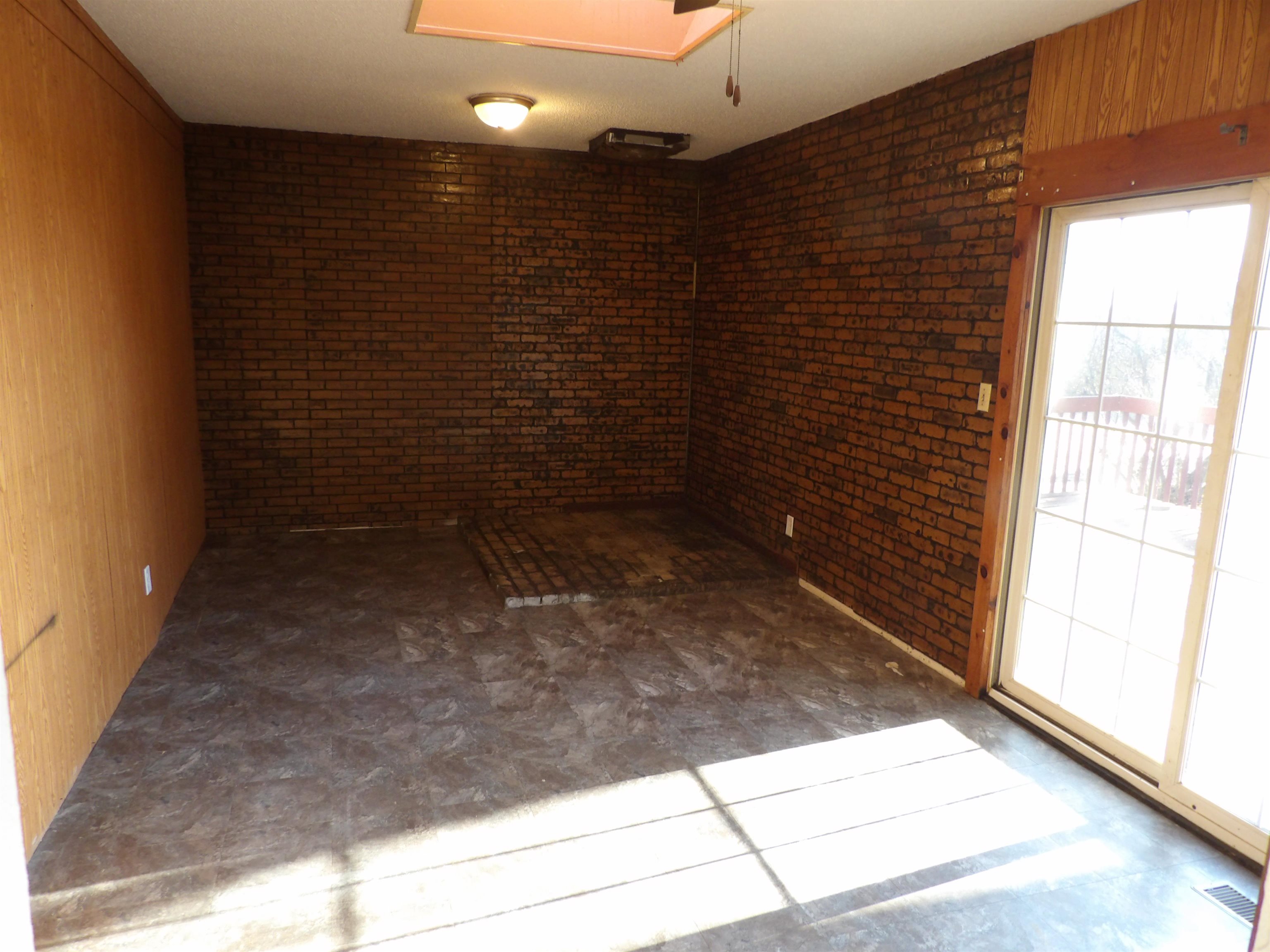 2015 Bedford Road Freeport, IL 61032 - Photo 9 of 16 Gallery Image 9