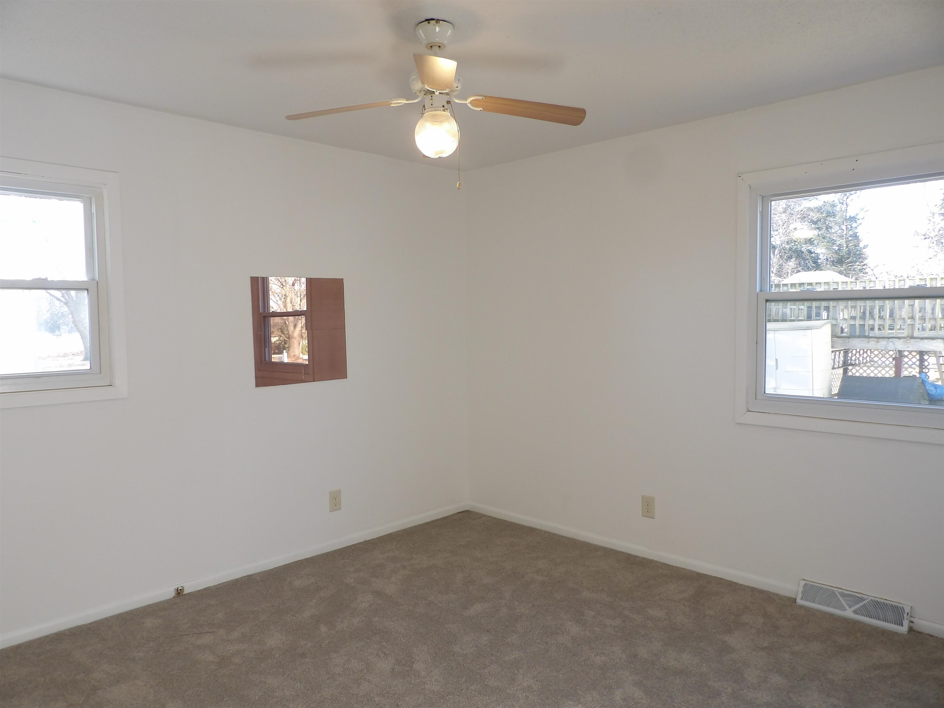 2015 Bedford Road Freeport, IL 61032 - Photo 10 of 16 Gallery Image 10