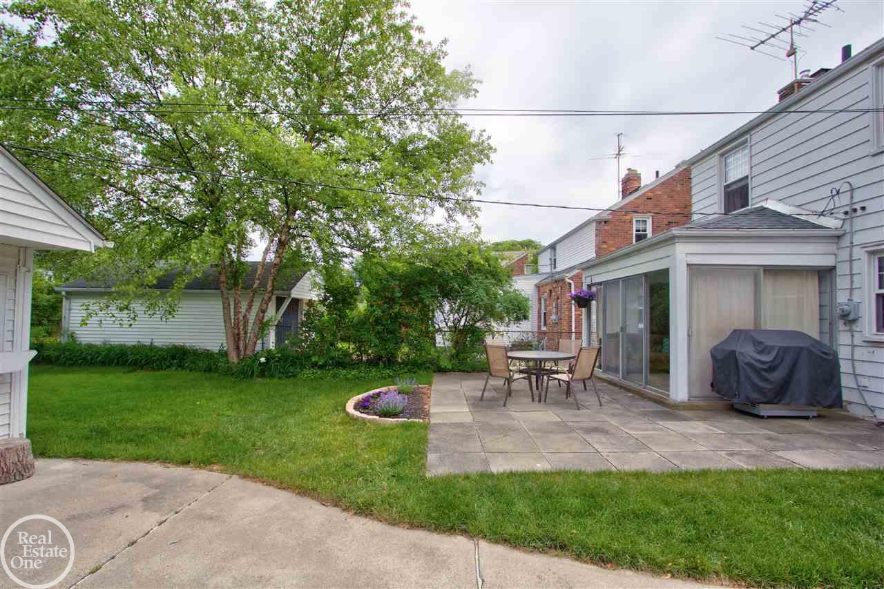 1324 Roslyn Road Grosse Pointe, MI 48236 - Photo 16 of 34 31351245-15.JPG