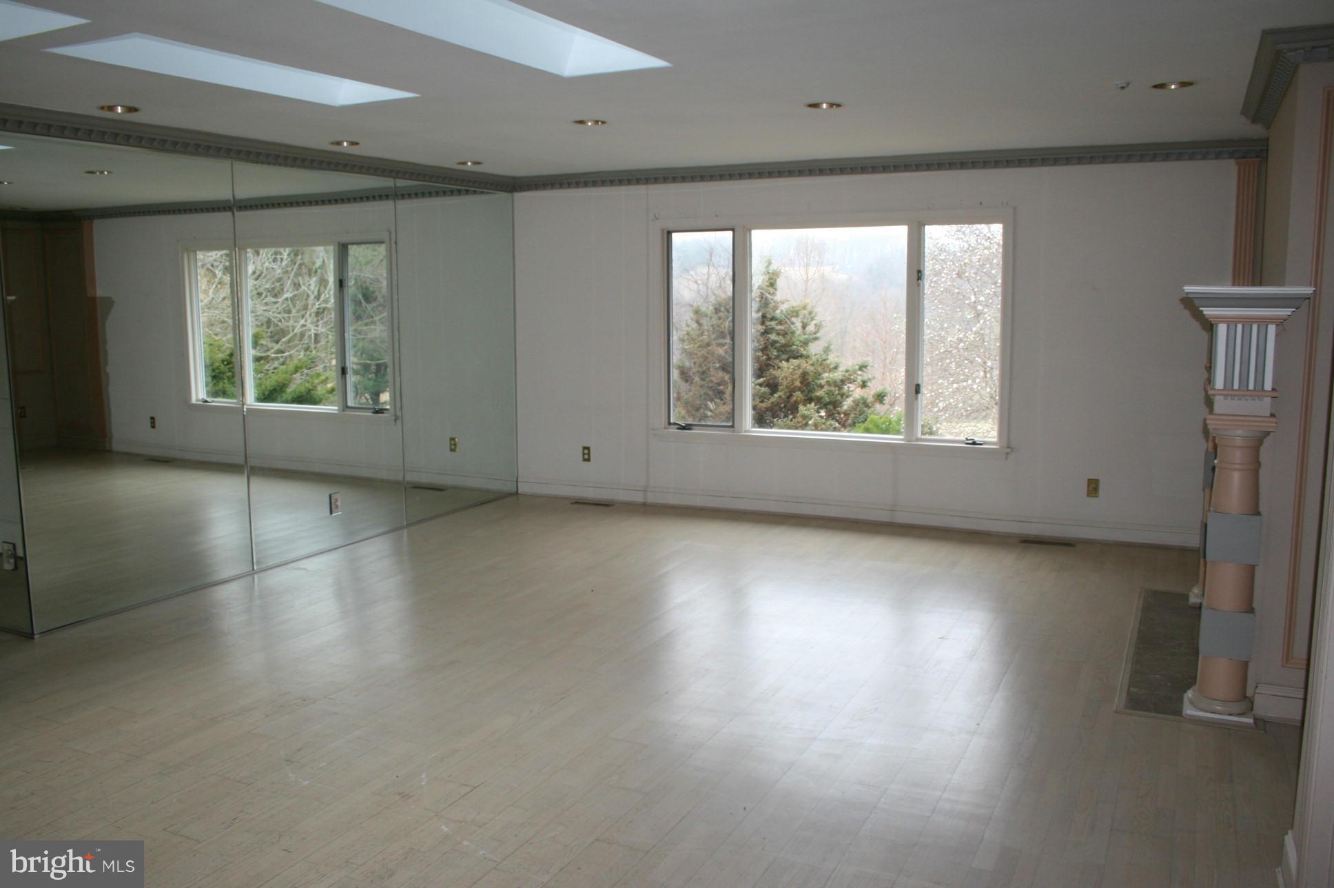 16501 Yeoho Road Sparks, MD 21152 - Photo 3 of 30 Living Room