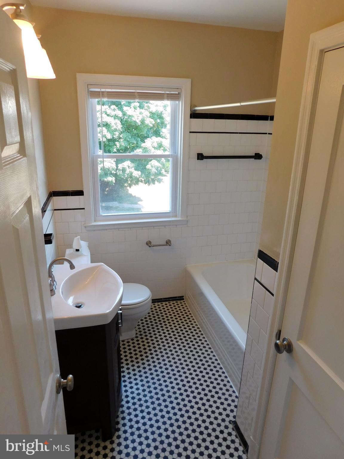 3305 Cedarhurst Road Baltimore, MD 21214 - Photo 19 of 30 Upper Level Bath