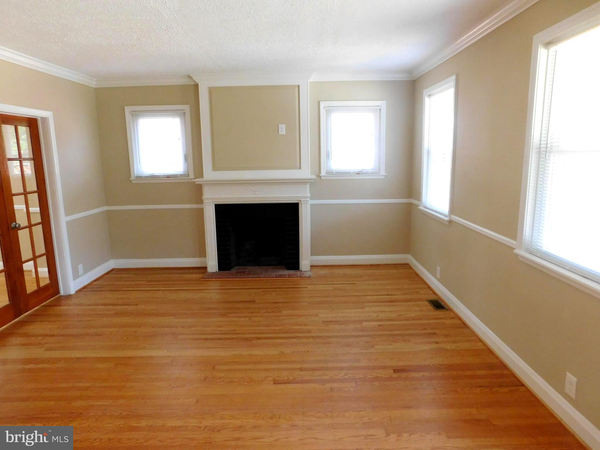 3305 Cedarhurst Road Baltimore, MD 21214 - Photo 5 of 30 Living Room