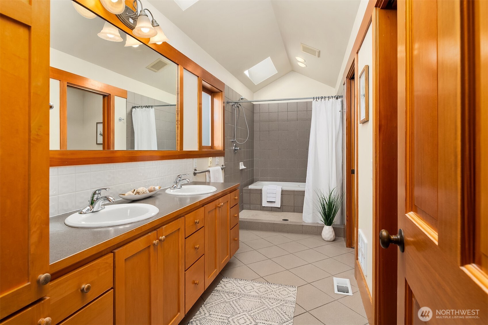 1105 Daley Place Edmonds, WA 98020 - Photo 16 of 38