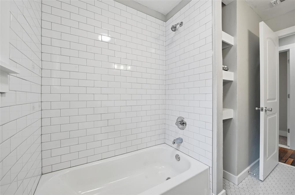 702 North Church Street Decatur, TX 76234 - Photo 21 of 36 a bathroom with a bathtub